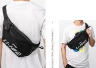 李宁cf斜挎包的防水性能如何？价格是多少？